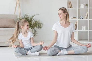 mutlu anne ve lotus oturan kızı evde birlikte poz