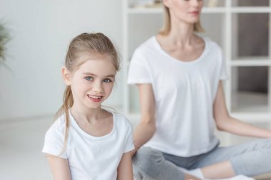 mutlu küçük çocuk annesi ile Yoga uygulamak