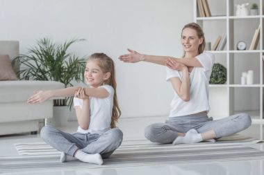 Anne ve kızı omuz eğitim önce ısınma