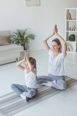 Anne ve kızı lotus meditasyon evde poz