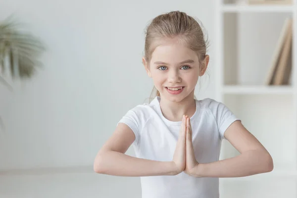Küçük Çocuk Pratik Yoga Gülümseyen Namaste Hareketi Yapma — Stok fotoğraf