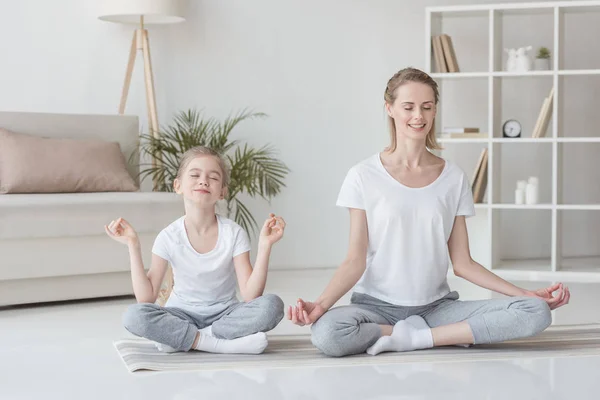 Mutter Und Tochter Sitzen Lotuspose Hause Und Meditieren Gemeinsam — Stockfoto