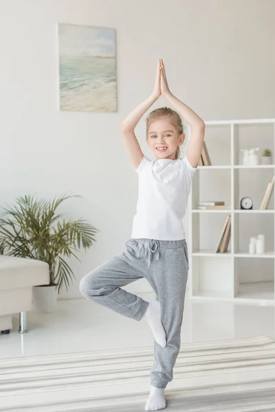 Yoga infantil — Foto de Stock