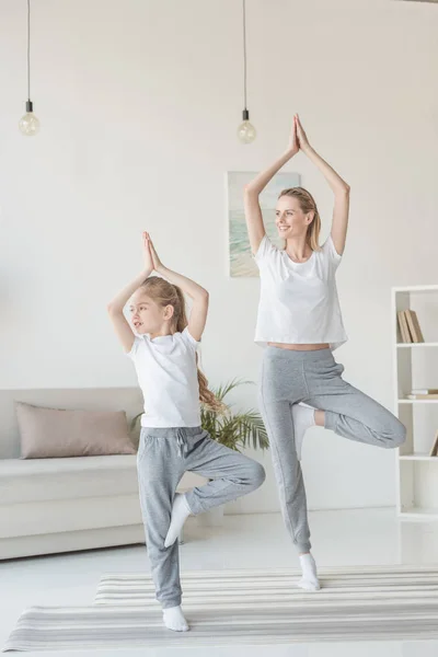 Frumos Mama Fiica Echilibrarea Copac Pozează Împreună — Fotografie, imagine de stoc