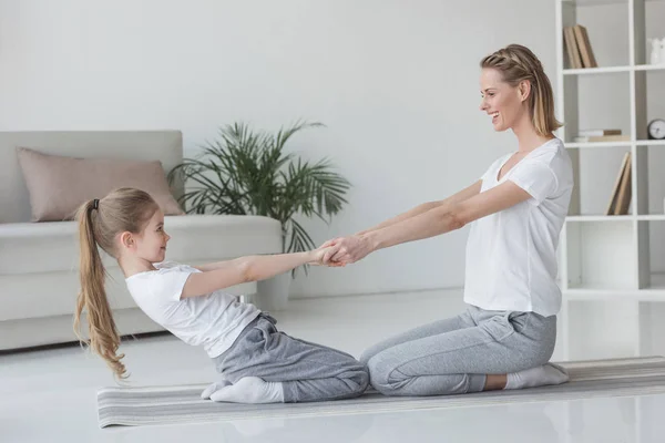 Anne Kızı Dizlerinin Üzerinde Duran Acro Yoga Uygulamak — Stok fotoğraf