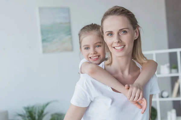 Bela Pequena Filha Piggybacking Sua Mãe Feliz — Fotografia de Stock