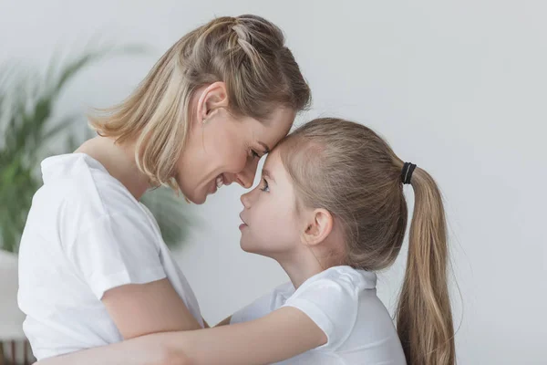 Nahaufnahme Porträt Von Mutter Und Tochter Die Sich Umarmen Und — Stockfoto