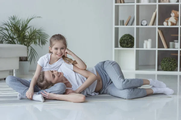 Glückliche Mutter Und Kleine Tochter Entspannen Gemeinsam Hause — Stockfoto