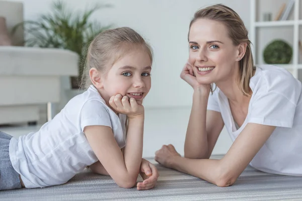 Madre Figlia Sdraiati Sul Pavimento Insieme Guardando Fotocamera — Foto Stock