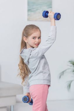 güzel küçük alt dumbell ile çalışma dışarı