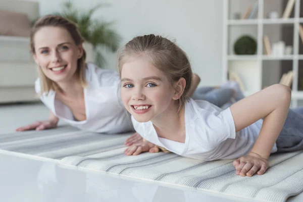 Mãe Feliz Filha Fazendo Flexões Juntos Tapetes Ioga Casa — Fotografia de Stock