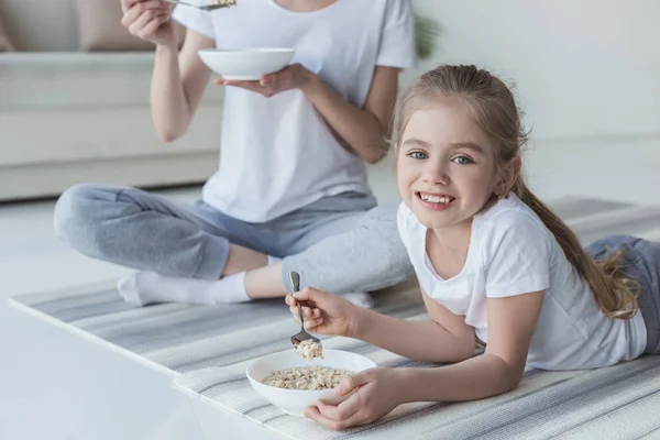 Mor Och Dotter Äter Spannmål Måltid Medan Kopplar Yogamattor Efter — Stockfoto