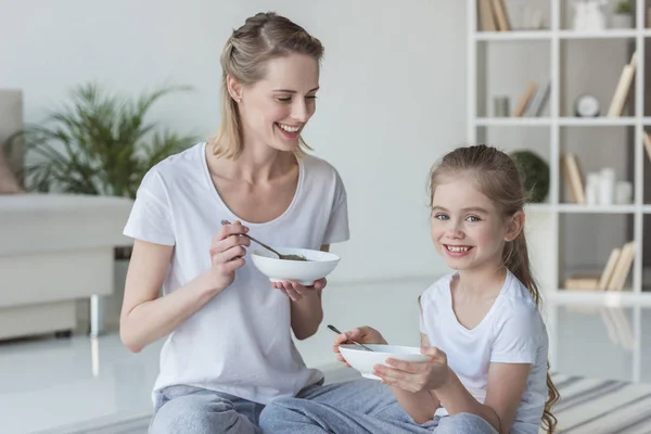 Madre Hija Comiendo Comida Cereal Mientras Están Sentadas Suelo —  Fotos de Stock