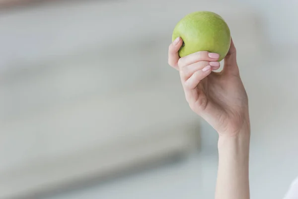 Beskuren Bild Kvinna Med Färskt Grönt Äpple — Stockfoto