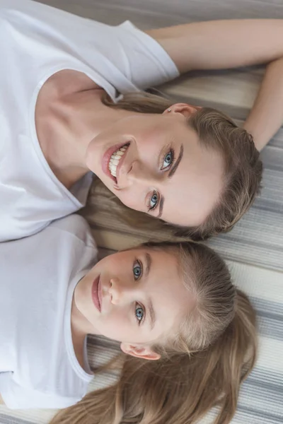 Top View Mother Daughter Looking Camera While Relaxing — Free Stock Photo