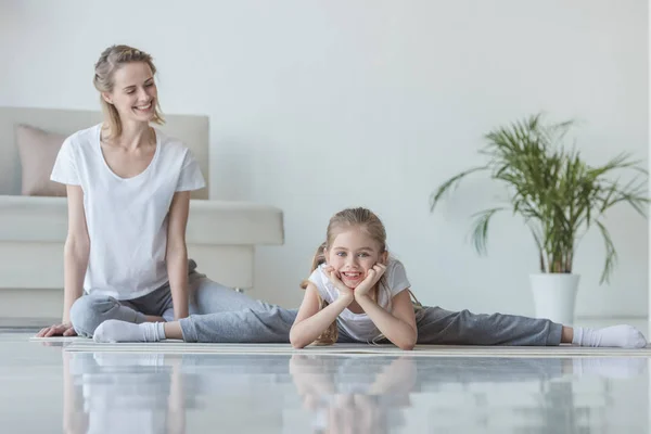 Mutter Sitzt Mit Tochter Auf Dem Boden Während Sie Bindfäden — Stockfoto