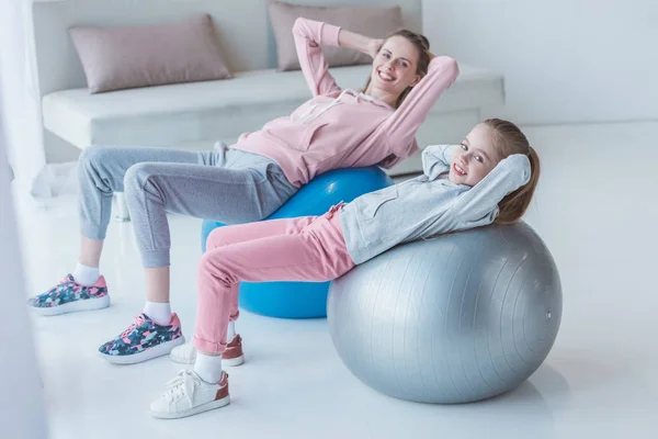 Mutter Und Tochter Trainieren Hause Mit Fitten Bällen — kostenloses Stockfoto