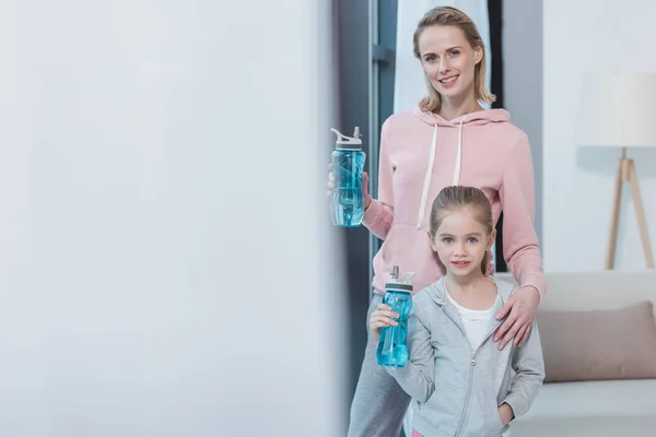 母と娘は水とフィットネスのボトル — ストック写真
