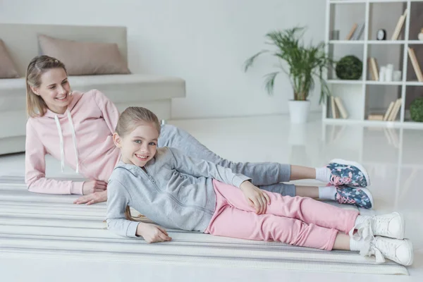 Mère Fille Regardant Caméra Tout Étant Couché Sur Sol — Photo