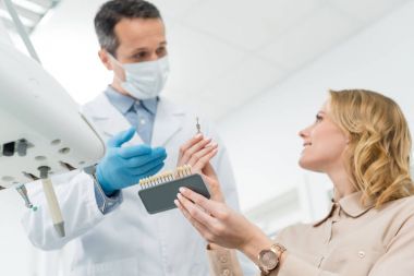 Diş implantları için modern diş Kliniği kadın hastada gösteren doktor