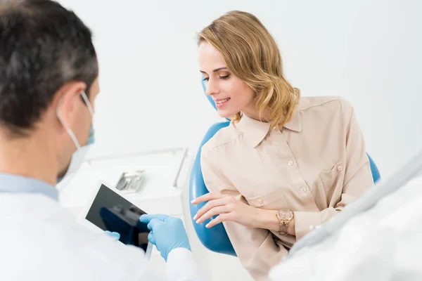 Чоловік Лікар Пацієнтка Які Дивляться Планшетний Екран Сучасній Стоматологічній Клініці — стокове фото