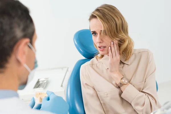 现代牙科诊所患牙痛的女性患者 — 图库照片