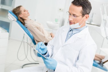Modern kliniğinde tanı kadın hasta beklerken kayıt diş hekimi