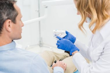 Doktor gösteren jaws modeli erkek hastada modern diş Kliniği