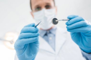Doktor hasta dişleri ile modern diş Kliniği aynada kontrol