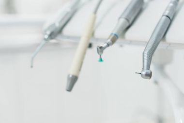 Satır modern klinik diş hekimliği araçların görünümünü yakın çekim