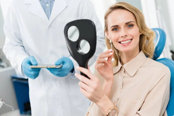 Paciente Feminina Escolhendo Implante Dentário Olhando Para Espelho Clínica Odontológica — Fotografia de Stock
