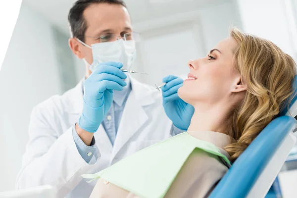 Paciente Femenina Procedimiento Dental Clínica Dental Moderna — Foto de Stock