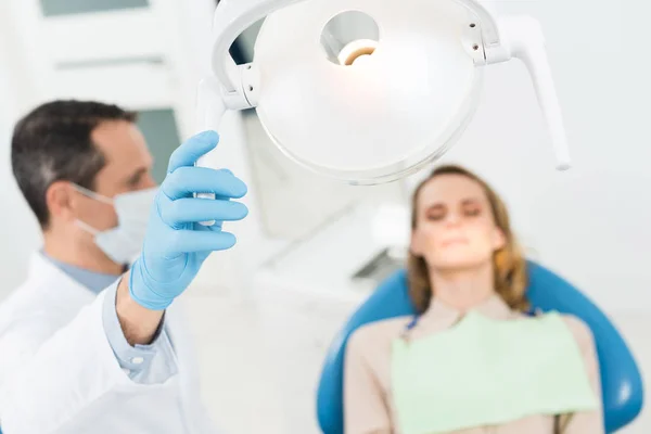 Medico Lampada Regolazione Nella Moderna Clinica Dentale — Foto Stock