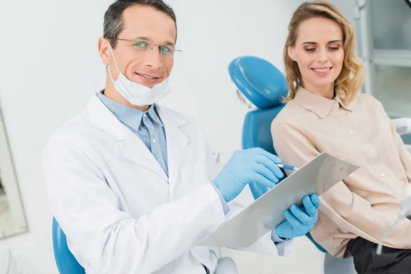 Diagnóstico Registro Médico Mientras Consulta Con Paciente Clínica Dental Moderna — Foto de Stock