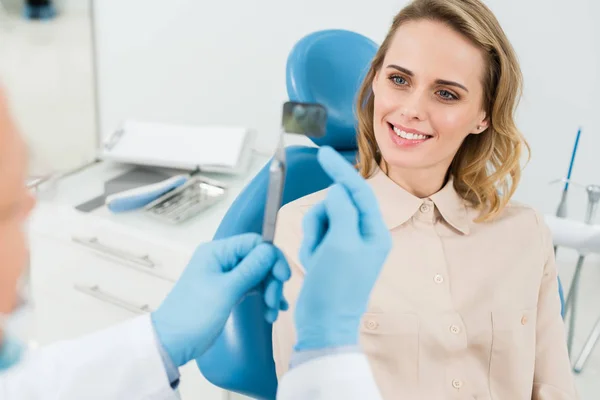 Dentista Mostrando Radiografía Paciente Femenino Clínica Dental Moderna — Foto de Stock