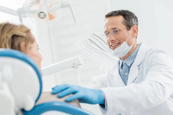 Lachende Arts Consulting Vrouwelijke Patiënt Moderne Tandheelkundige Kliniek — Stockfoto