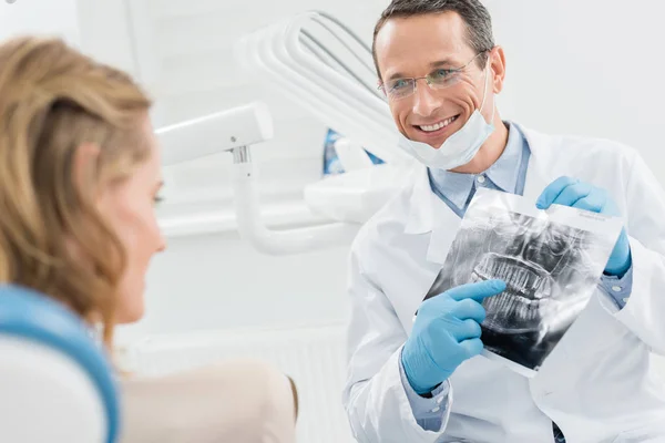 Male Dentist Showing Female Patient Ray Modern Dental Clinic — Stock Photo, Image