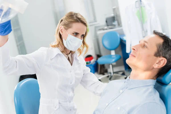 Médico Verificando Dentes Paciente Clínica Odontológica Moderna — Fotografia de Stock