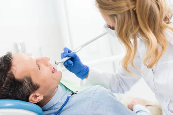 Paciente Masculino Procedimiento Dental Usando Taladro Dental Clínica Dental Moderna —  Fotos de Stock