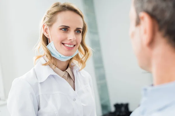 Lächelnder Arzt Hört Patient Moderner Zahnklinik — Stockfoto