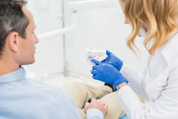 Médico Mostrando Modelo Mandíbulas Para Paciente Masculino Clínica Odontológica Moderna — Fotografia de Stock