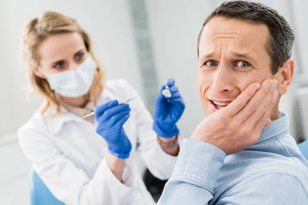 Dentista Feminina Verificando Dentes Paciente Com Espelho Clínica Odontológica Moderna — Fotografia de Stock