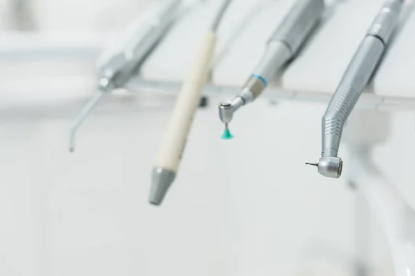Крупный План Ряда Стоматологических Инструментов Современной Клинике — стоковое фото