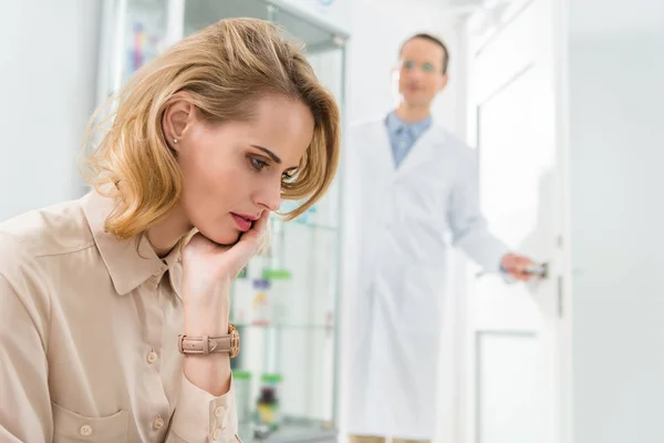 Lekarz Czeka Kobiece Pacjentów Cierpiących Ból Zęba Nowoczesny Gabinet Stomatologiczny — Zdjęcie stockowe