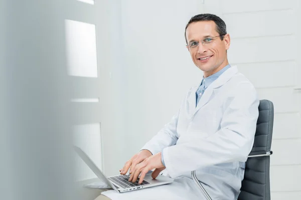 Lekarz Praca Przez Laptopa Nowoczesnej Kliniki — Zdjęcie stockowe