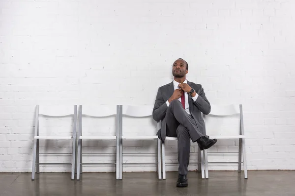 Hombre Negocios Afroamericano Traje Esperando Entrevista Trabajo — Foto de Stock