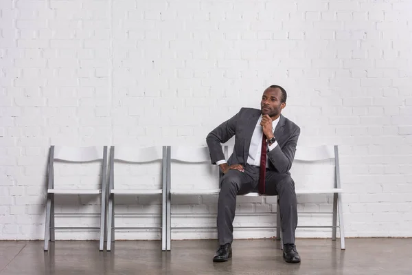 Fundersam Afrikanska Amerikansk Affärsman Väntar Anställningsintervju — Stockfoto