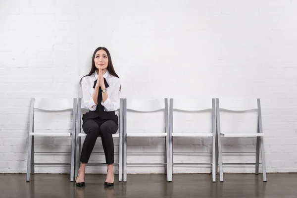 Asiatische Geschäftsfrau Beten Während Warten Auf Vorstellungsgespräch — Stockfoto