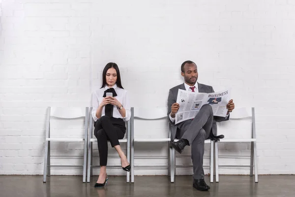 Aziatische Zakenvrouw Met Smartphone Afro Amerikaanse Zakenman Met Krant Wachten — Stockfoto