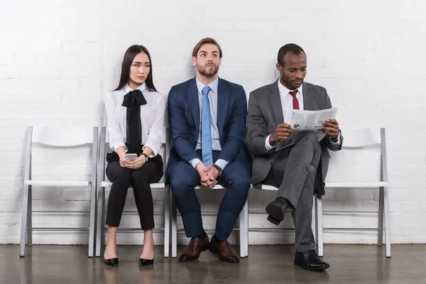 Multi Etnisch Jonge Zakenlui Wachten Sollicitatiegesprek — Gratis stockfoto